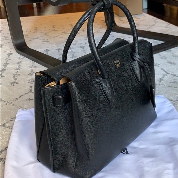 MCM Milla Medium Tote in Grained Leather - Picture 3 of 10